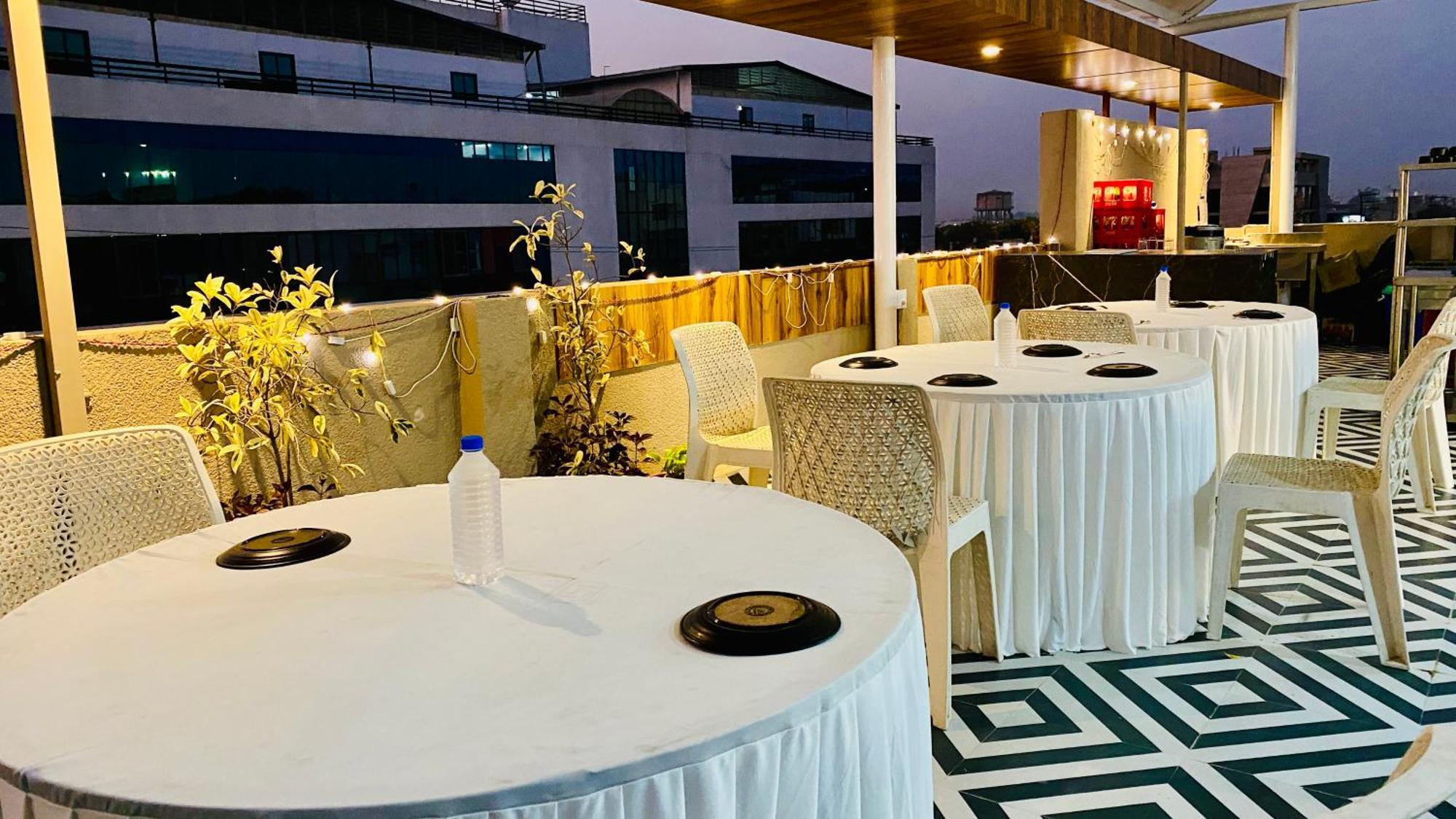 Hotel Aranyasutra Inaya, Indore Buitenkant foto