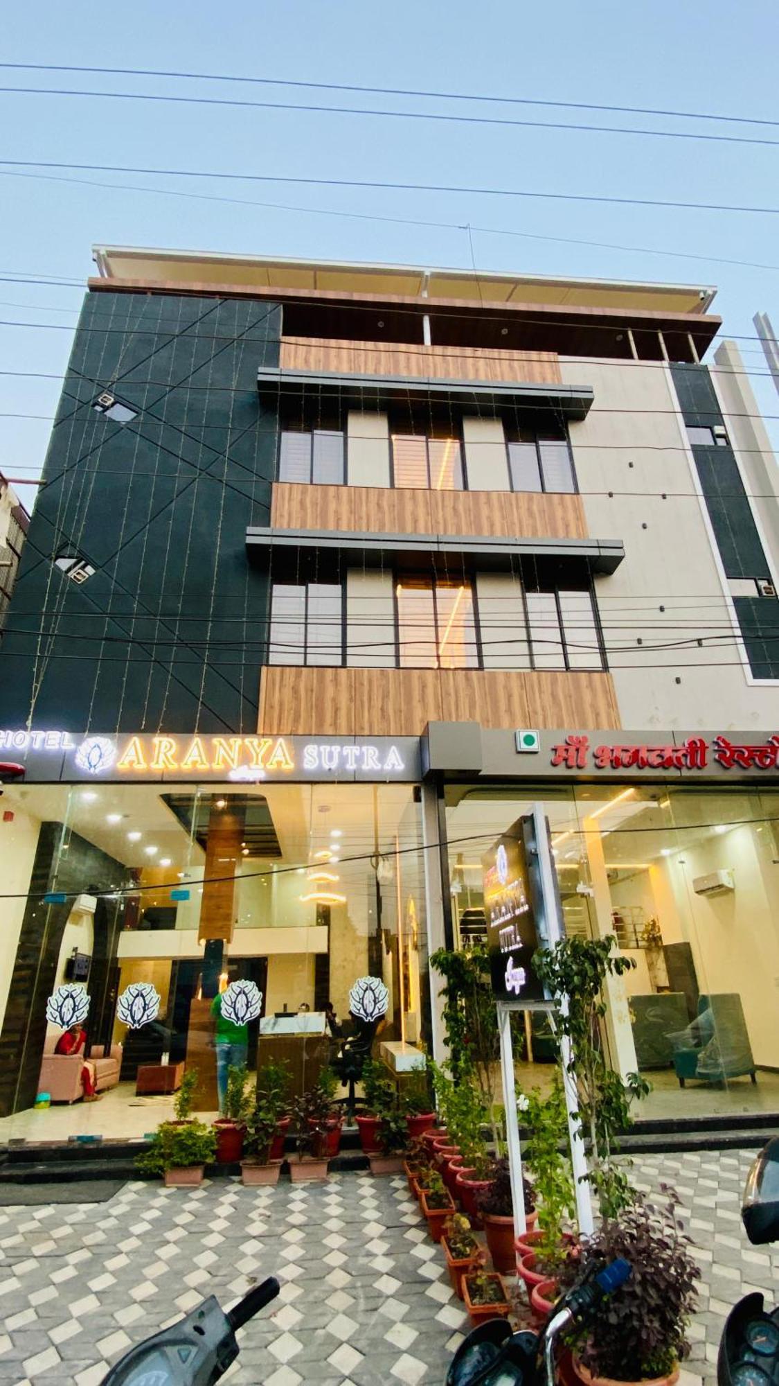 Hotel Aranyasutra Inaya, Indore Buitenkant foto