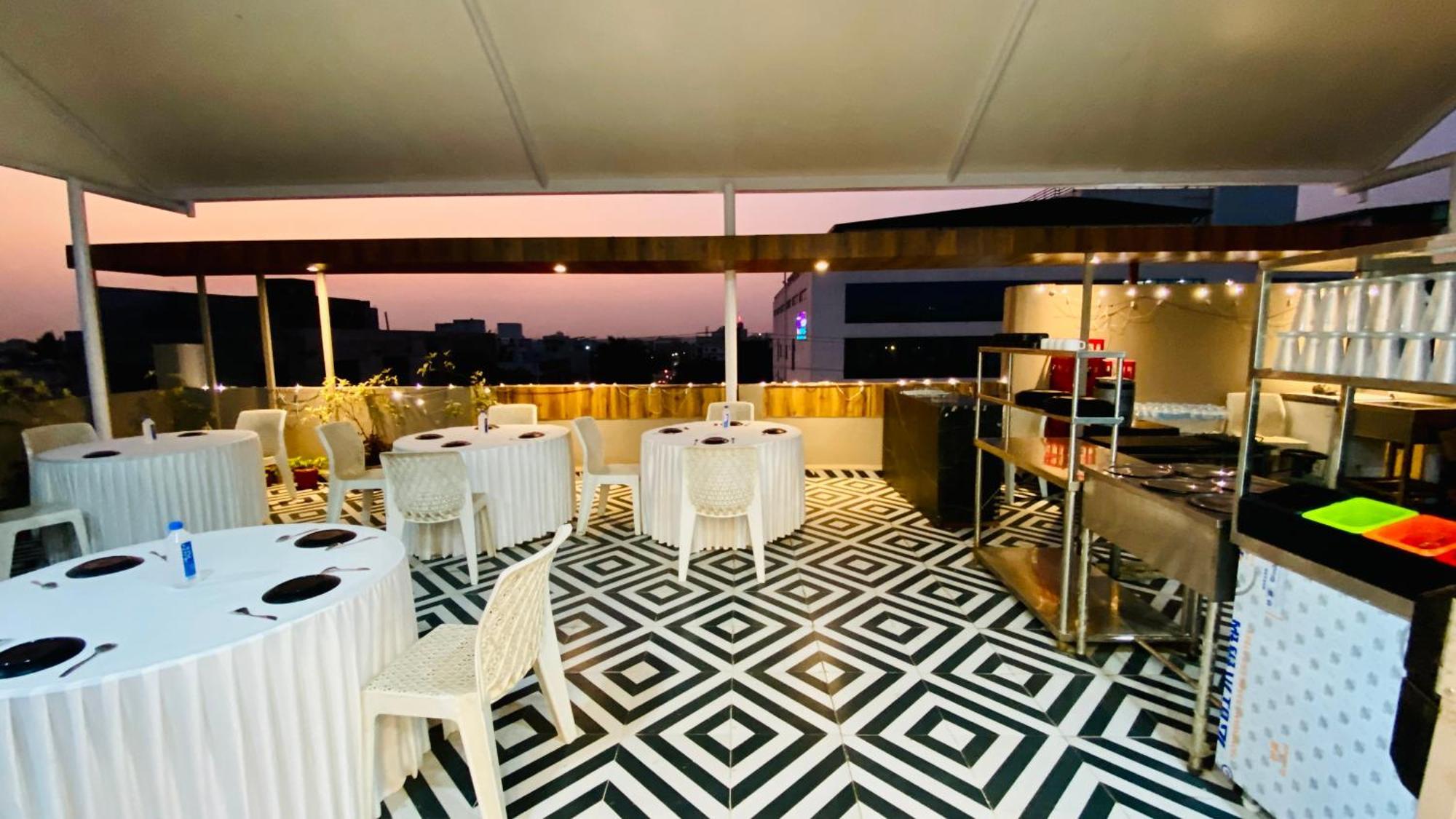 Hotel Aranyasutra Inaya, Indore Buitenkant foto