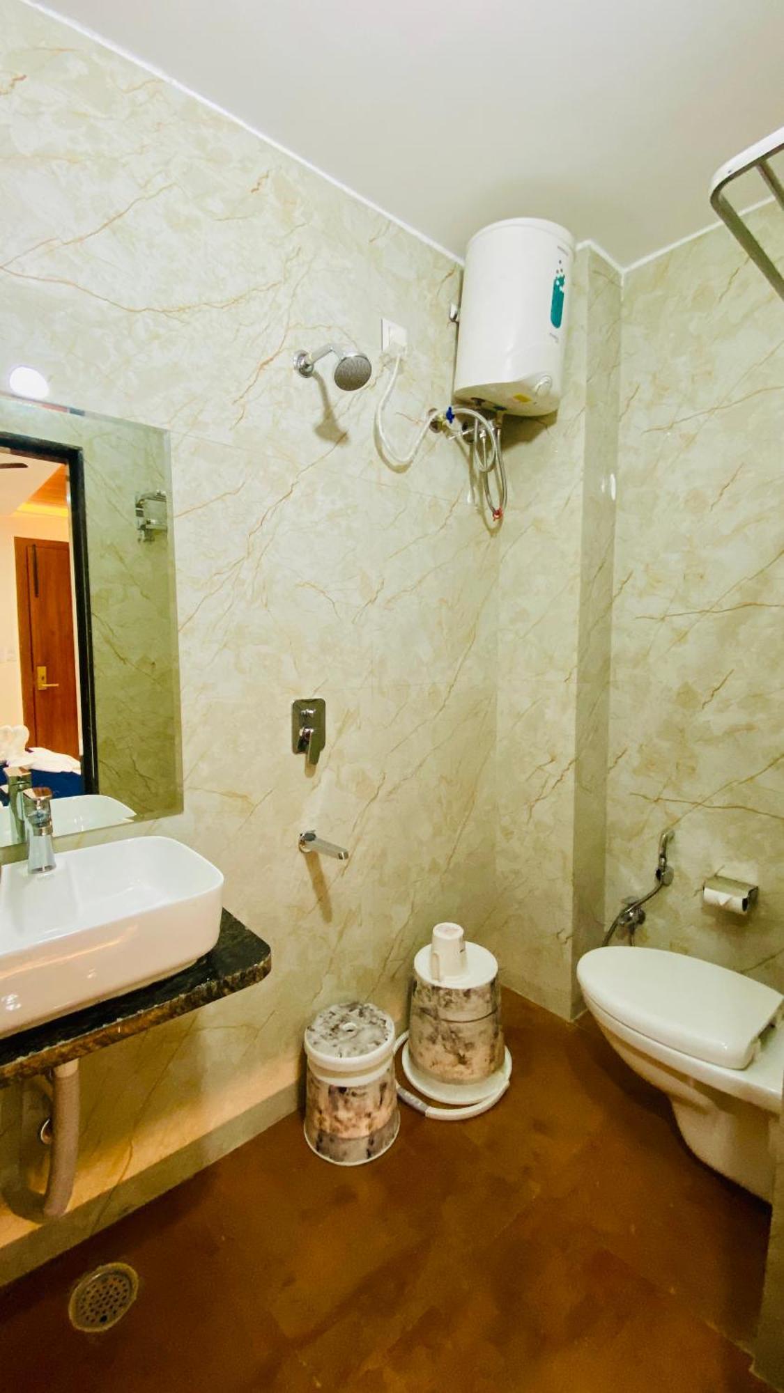 Hotel Aranyasutra Inaya, Indore Buitenkant foto