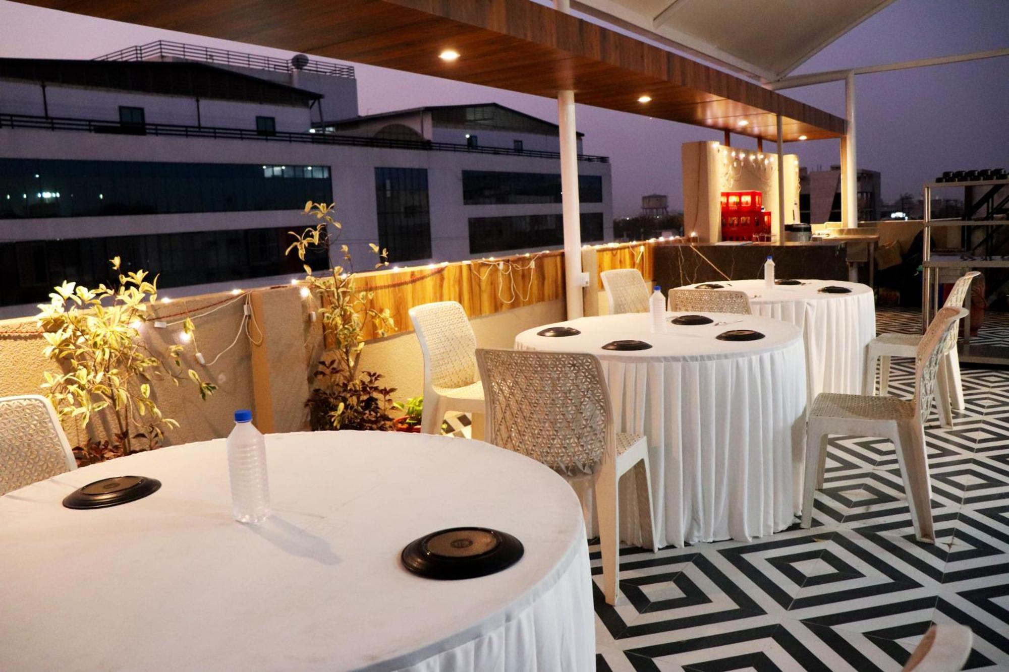 Hotel Aranyasutra Inaya, Indore Buitenkant foto