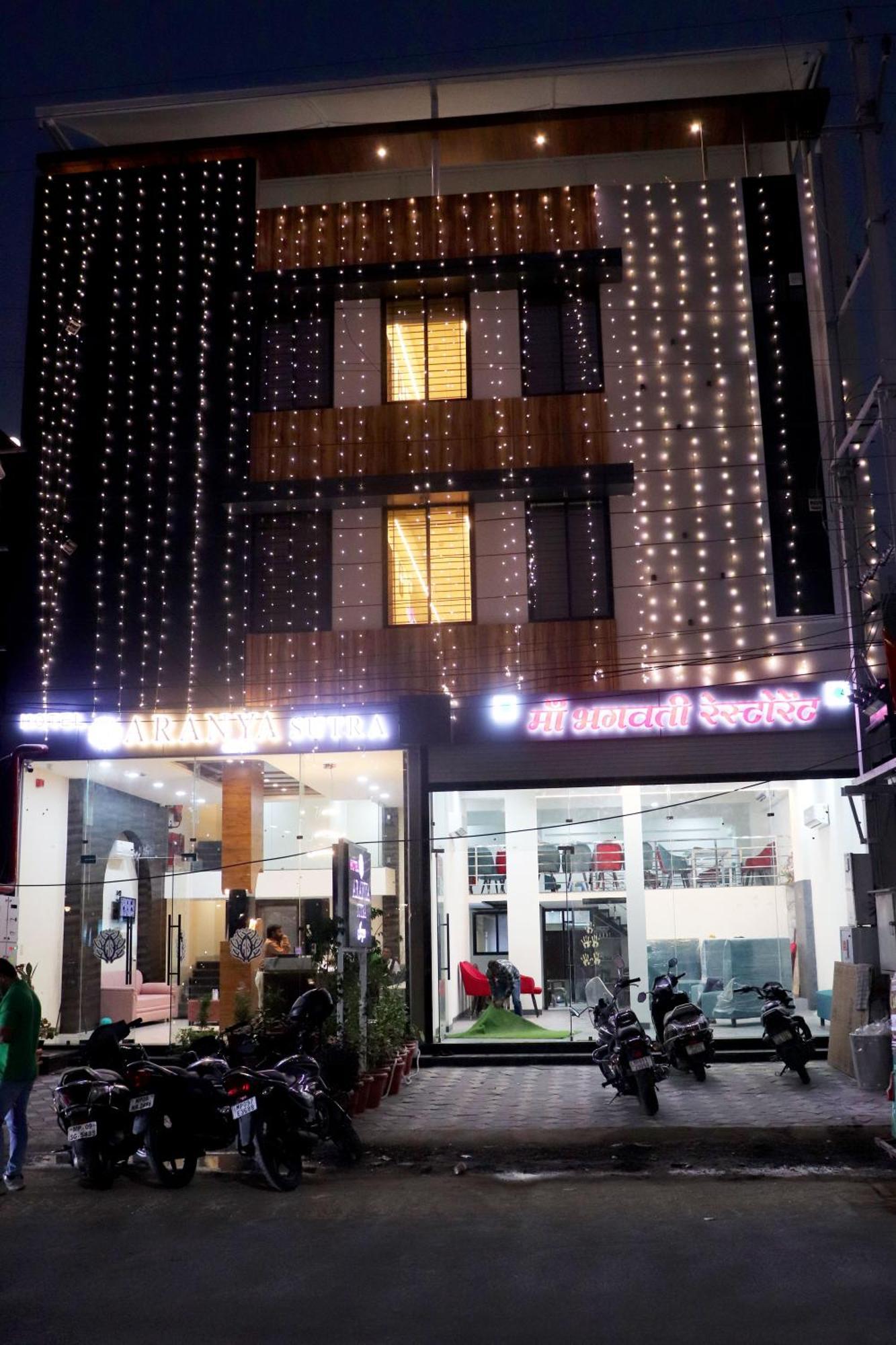 Hotel Aranyasutra Inaya, Indore Buitenkant foto