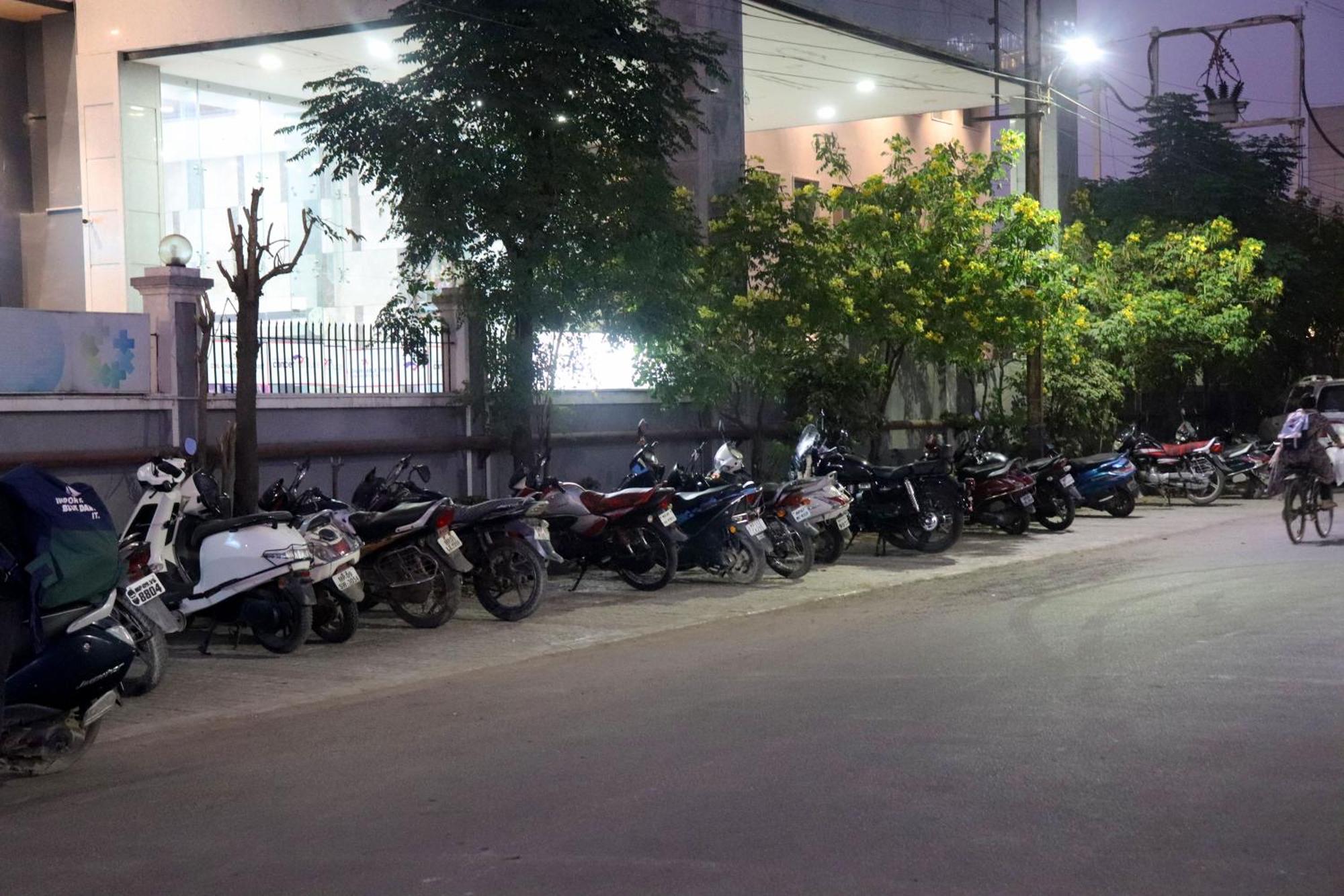 Hotel Aranyasutra Inaya, Indore Buitenkant foto