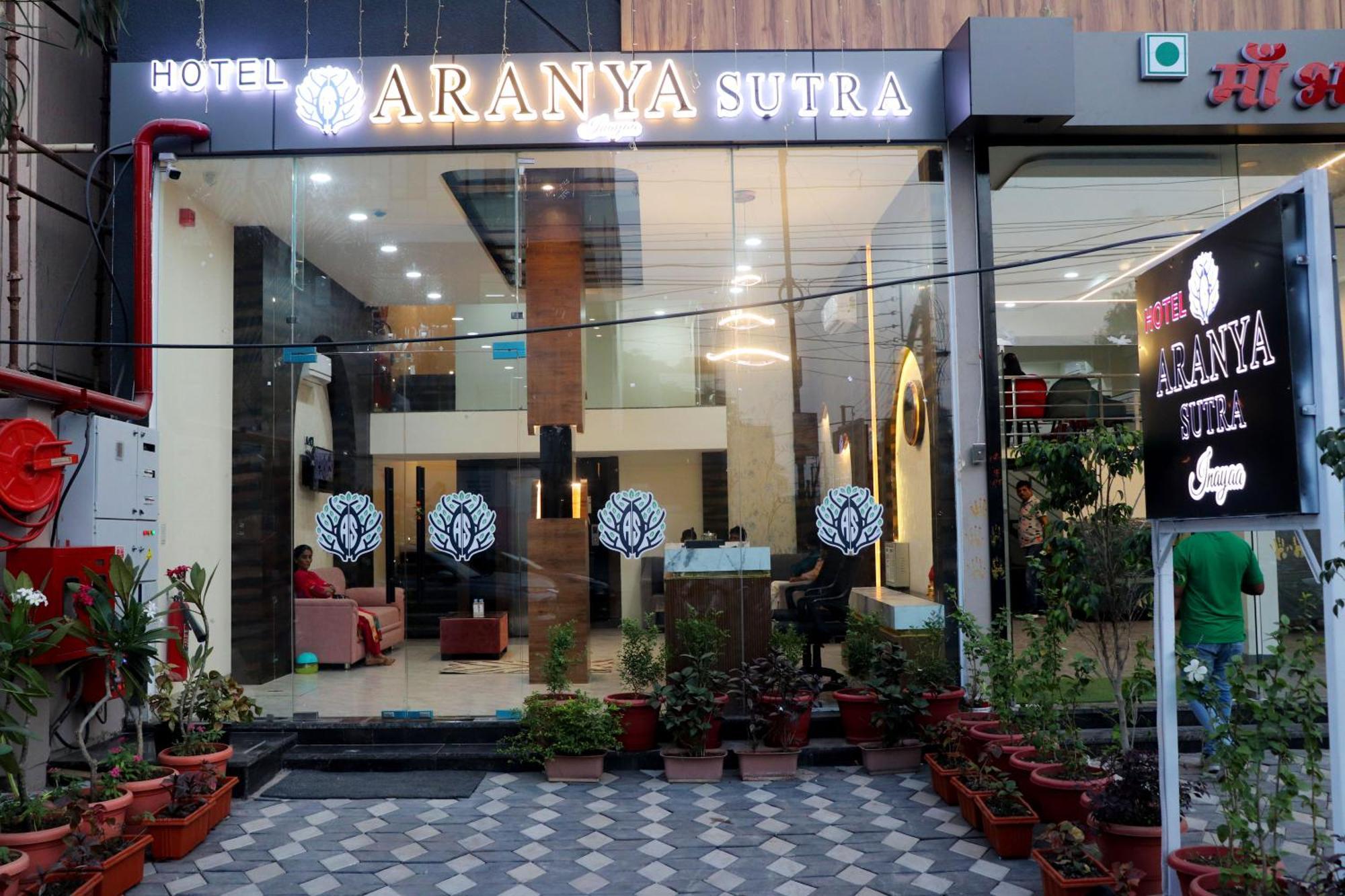 Hotel Aranyasutra Inaya, Indore Buitenkant foto
